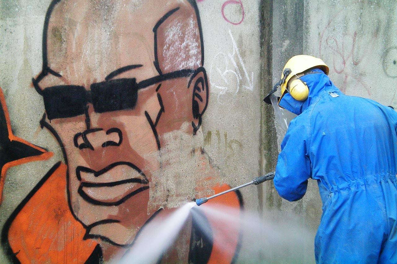 Graffiti removing